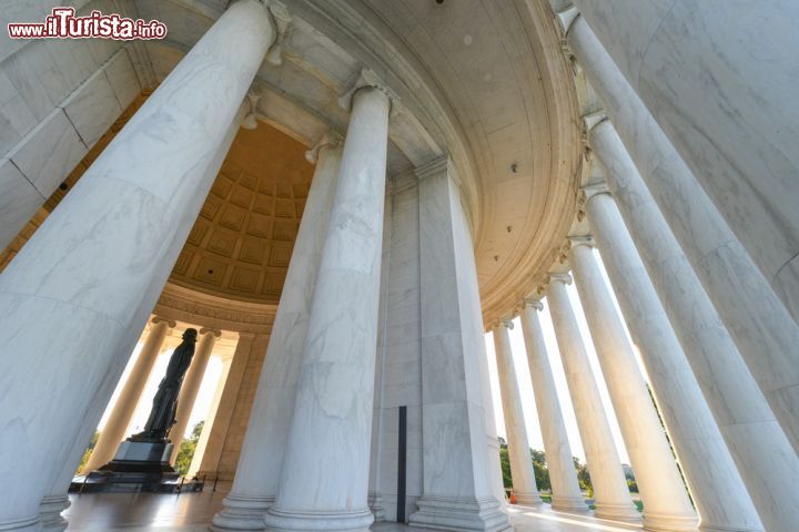 Immagine Il monumento a Thomas Jefferson è circondato da 26 colonne, che rappresenta il numero degli stati americani esistenti al momento della morte del Presidente - foto © Orhan Cam / Shutterstock.com