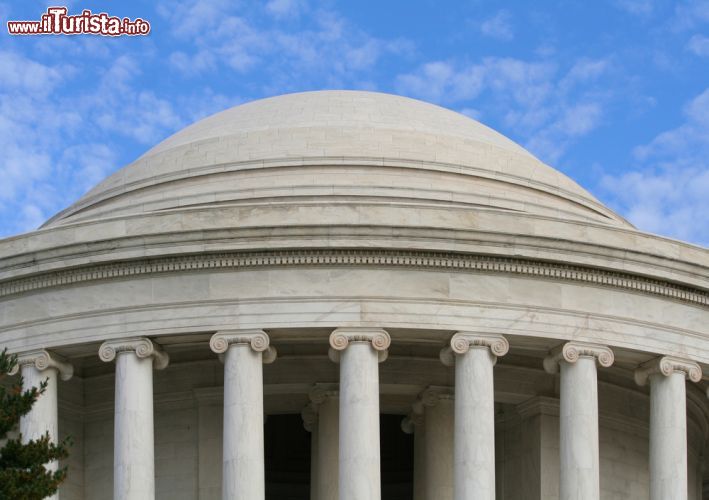 Immagine Il bianco della cupola si staglia contro il cielo. Il marmo utilizzato per la costruzione del memoriale proviene da diversi stati americani: Vermont, Tennessee, Georgia e Missouri  - foto © Liz Van Steenburgh / Shutterstock.com