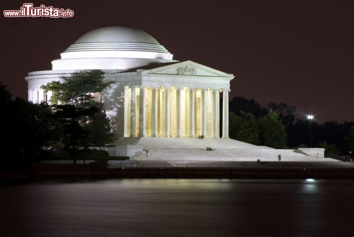 Immagine Una suggestiva immagine del Jefferson Memorial di notte, dove risalta il bianco dei pregiati marmi che lo costituiscono.