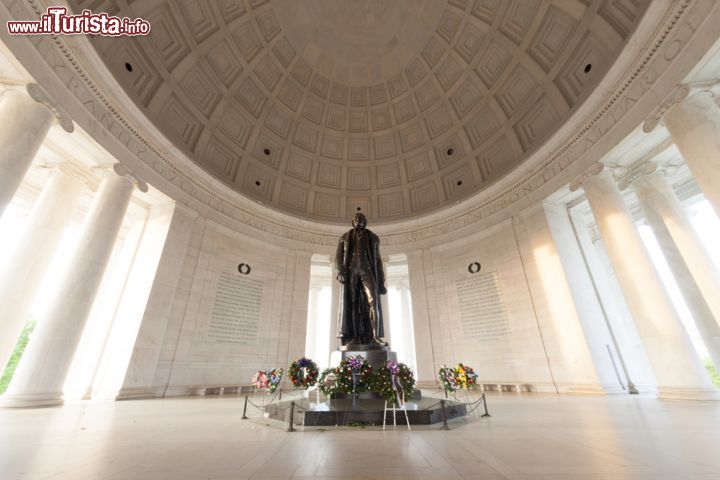 Immagine Un'immagine del Jefferson Memorial di Washington DC visto dall'interno, con la caratteristica cupola ispirata al Pantheon di Roma -  foto © f11photo / Shutterstock.com