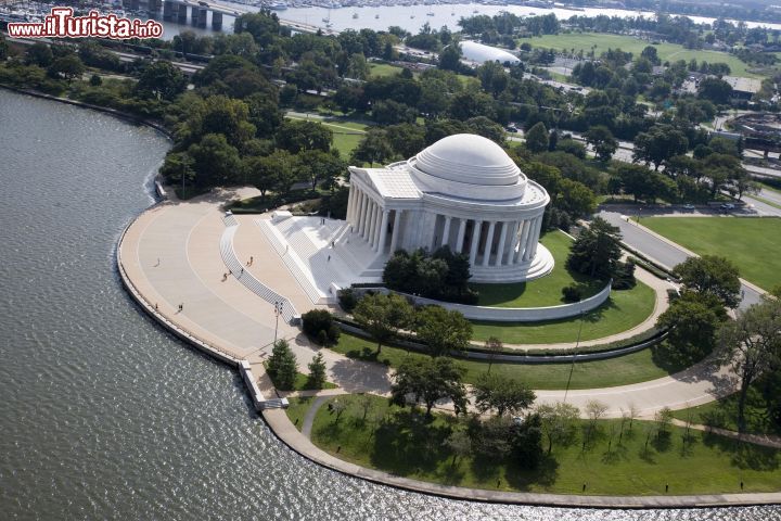 Immagine Un'immagine panoramica del Jefferson Memorial (Washington DC) dall'alto, dove si possono distinguere le acque del lago artificiale Tidal Basil e, in lontananza, quelle del Washington Channel.