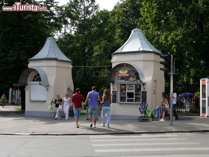 Immagine Chioschi di frutta nel grande parco di Riga, il Vermanes - © Augšupielādēja Anonīms / Vikipēdija.