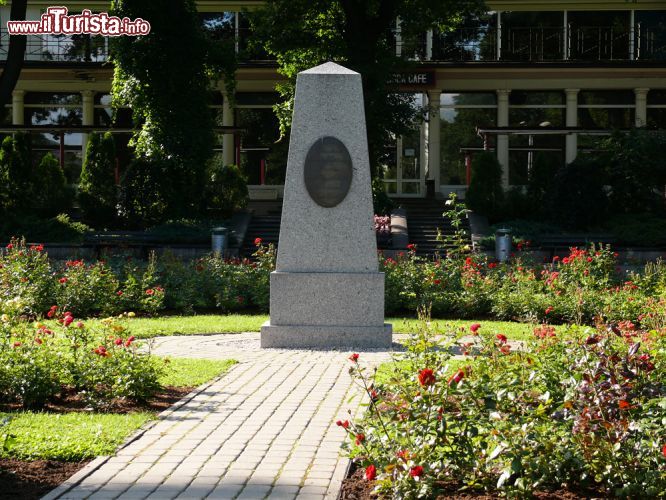 Immagine Il memorial dedicato ad Anna Vermanes  nell'omonimo parco di Riga - © Augšupielādēja Anonīms / Vikipēdija.