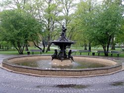 La fontana delle quatto stagioni è una delle attrazioni del  parco Vermanes di Riga - © Augšupielādēja Anonīms / Vikipēdija.