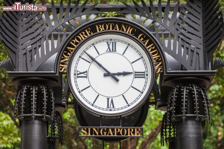 Immagine Antico orologio nei Botanic Gardens di Singapore - Stile retrò per questo bell'orologio che si trova all'interno dell'oasi naturalistica della città © saiko3p / Shutterstock.com