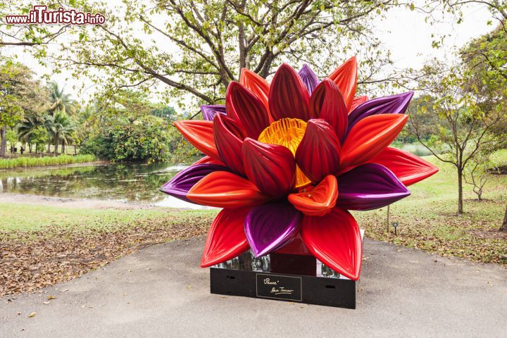 Immagine Scultura a forma di orchidea nei Giardini Botanici di Singapore - Non poteva che essere un'orchidea, fiore nazionale di Singapore, il soggetto di una delle opere scultoree più caratteristiche che si possono ammirare nei Botanic Gardens © saiko3p / Shutterstock.com