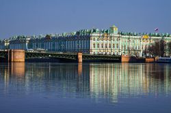 San Pietroburgo: il Palazzo d'Inverno fotografato dal fiume Neva - © Madlen / Shutterstock.com