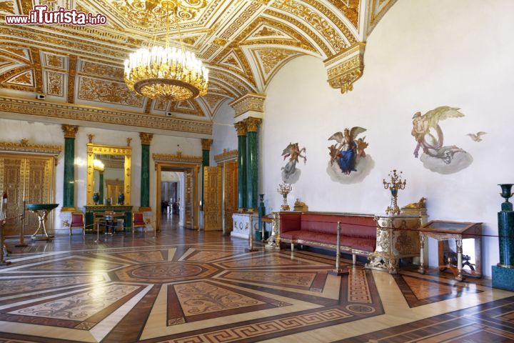 Immagine La Sala della Malachite era una delle camere private dell'Imperatrice Alexandra Feodorovna all'interno del Palazzo d'Inverno di San Pietroburgo - © volkova natalia / Shutterstock.com