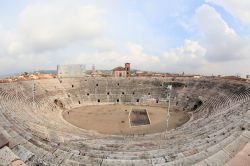 L'anfiteatro romano dell'Arena di Verona ha una base ellittica i cui assi misurano 75,68 x 44,43 metri. In passato aveva una capienza di circa 30000 persone, mentre oggi è ridotta ...