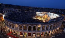 Una vista d'insieme dell'Arena di Verona durante l'annuale festival lirico, in assoluto il principale punto d'interesse turistico della città che sorge in piazza Bra, ...