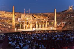 Ogni estate si tiene l'Arena di Verona Opera Festival, un appuntamento imperdibile per gli appassionati dell'opera lirica - foto © Jorg Hackemann / Shutterstock.com 
