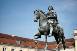 La statua di Federico il Grande al Palazzo Charlottenburg di Berlino. Il Re Federico II di Hohenzollern (detto appunto Federico il Grande) governò sull'allora Prussia nella seconda ...