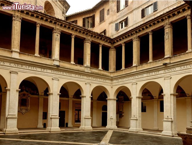 Immagine Il Chiostro di Santa Maria della Pace, conosciuto con il nome del Chiostro del Bramante ospita numerose esposzioni d'arte a Roma