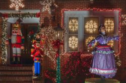 Le luminarie natalizie di una casa nel quartiere di  Dyker Heights a Brooklyn, uno dei luoghi migliori a New York City, per ammirare la tradizione del Natale americano - © Vladimir ...