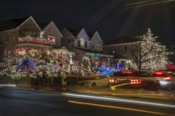 Una via del quartiere residenziale di Dyker Heights. Come tradizione qui si vive il vero Natale a New York City, con le strade addobbate a festa e tantissime luci colorate che rischiarano la ...