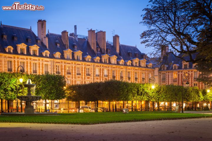 Immagine Fotografia notturna di Place des Vosges, i suoi alberi e gli eleganti palazzi dai mattoni rossi - © mdmworks / Shutterstock.com