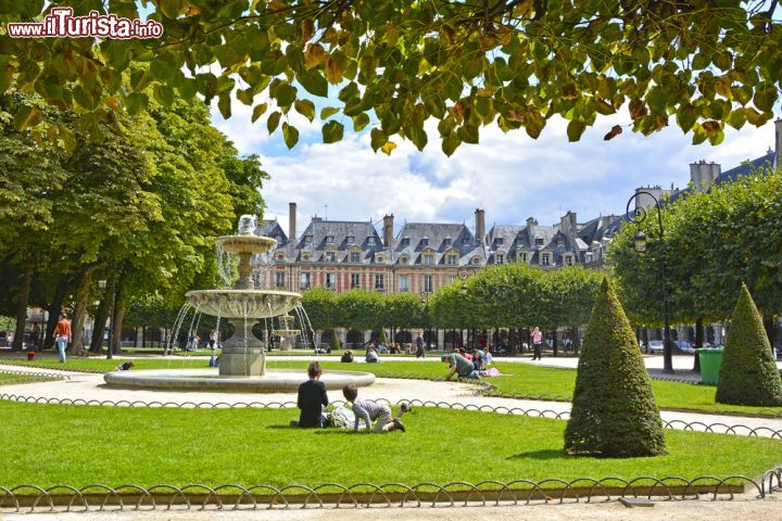Immagine I francesi amano rilassarsi a Place des Vosges, la storica piazza di Parigi, luogo preferito da artisti e studenti - © Marina99 / Shutterstock.com