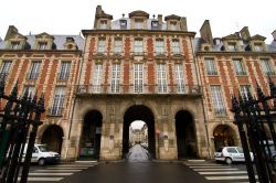 L'Ingresso imponente a Place des Vosges a Parigi (Francia) - © euclem / Shutterstock.com