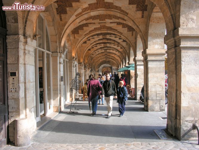 Immagine Un elegante portico a Place des Vosges a Parigi - © CristinaMuraca / Shutterstock.com