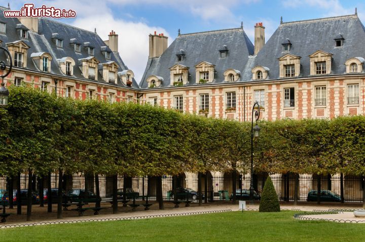 Immagine Il giardino di Place des Vosges a Parigi - © Francois Roux / Shutterstock.com