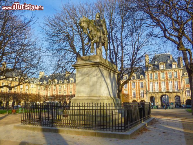 Immagine La Statua equestre dedicata a Luigi XIII a Parigi si trova a Place des Vosges - © s74 / Shutterstock.com