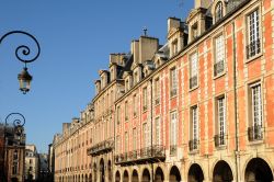 La piazza più antica di Parigi è Place des Vosges. Luogo di grande fascino è uno dei simboli della Capitale francese. Si trova nel quartiere Marais - © Pack-Shot / ...