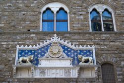 Un dettaglio della facciata di Palazzo Vecchio a Firenze: tra i due leone si trova il trigramma di Cristo, circondato dalla scritta Rex Regum et Dominus Dominantium e cioè Gesù ...