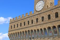 L'Orologio e gli stemmi di Palazzo Vecchio a Firenze. Gli stemmi vennero dipinti nella metà del 14° secolo, mentre l'orologio è quello installato nel 1667, che sostituì ...