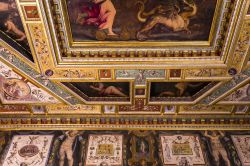 Particolare dei soffitti di una delle stanze all'interno di Palazzo Vecchio a Firenze - © photogolfer / Shutterstock.com 