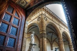 Il portone d'ingresso a Palazzo Vecchio e la Loggia della Signoria a Firenze - © Gabriele Maltinti / Shutterstock.com