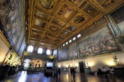 Il Salone dei Cinquecento è uno dei luoghi più spettacolari all'interno di Palazzo Vecchio a Firenze. E' lungo ben 54 metri, mentre la sua larghezza è di 23 metri. ...
