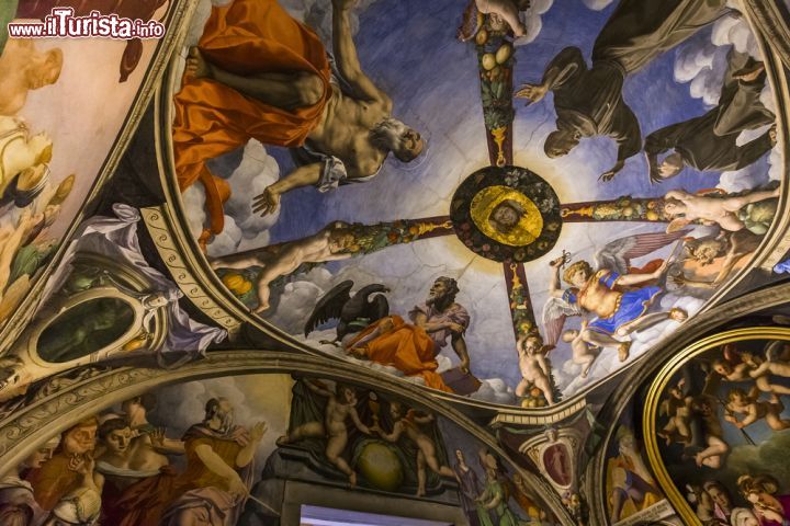 Immagine Alcuni affreschi all'interno di Palazzo Vecchio a Firenze - © photogolfer / Shutterstock.com