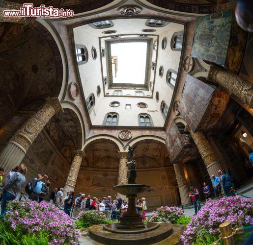 Immagine Il primo cortile di Palazzo Vecchio: è il primo spazio aperto che s'incontra oltrepassando il portone su Piazza della Signoria - © Viacheslav Lopatin / Shutterstock.com