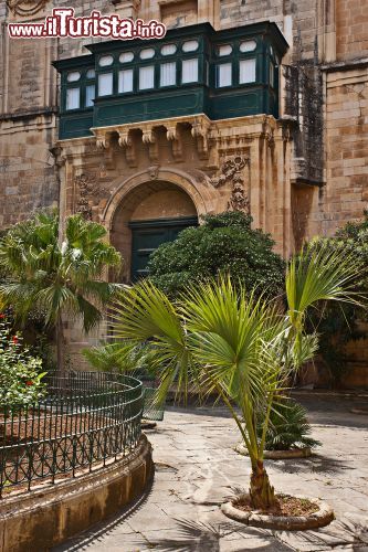 Immagine Il giardino del Neptune's Courtyard del Palazzo del Gran Maestro a La Valletta: qui si trova l'ufficio del Presidente di Malta e il parlamento isolano - © Khirman Vladimir / Shutterstock.com