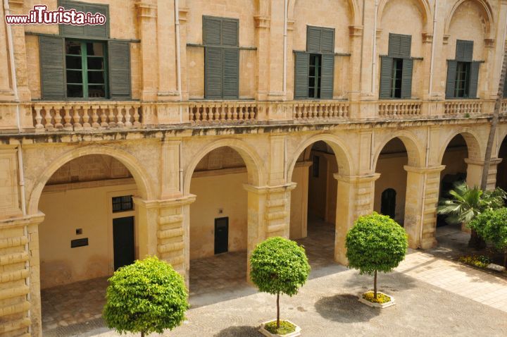 Immagine La visita al Grand Master Palace de La Valletta vi condurrà alla scoperta di qesto edificio ricco di storia e dove si trova l'interessante museo delle armi - © Pack-Shot / Shutterstock.com