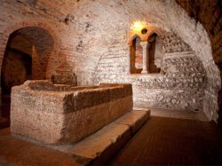 La tomba di marmo rosso che la tradizione vuole sia stato il sepolcro di Giulietta, la protagonista con Romeo della celebre opera di Shakespeare. Si trova a Verona nel complesso della chiesa ...