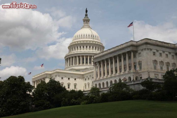 Immagine Bandiere americane sulla sede del Congresso, Washington - Sventolano ininterrottamente dai tempi della prima guerra mondiale le bandiere a stelle e strisce dello State Capitol di Washington.
