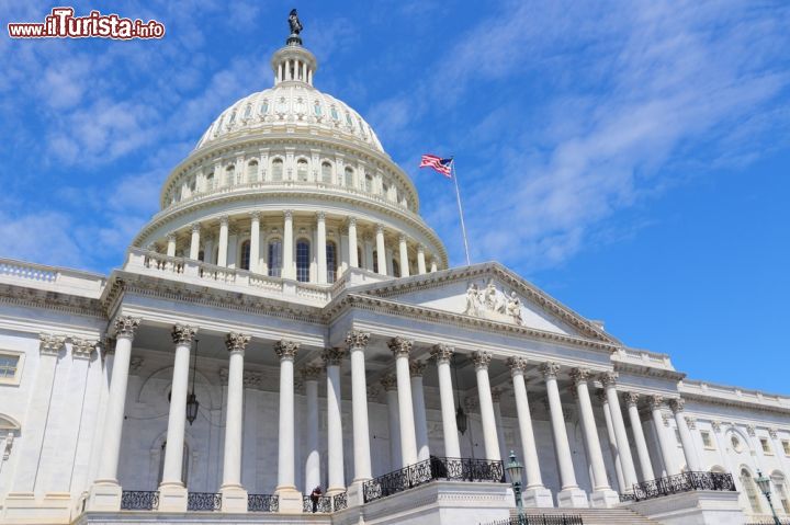 Immagine Il Campidoglio di Washingon DC - Stile neoclassico per il maestoso edificio frutto del lavoro di diversi architetti. Il progetto iniziale di William Thornton fu successivamente modificato da Stephen Hallet e Charles Bulfinch. L'attuale cupola centrale, che si innalza su una rotonda connettendo le ali laterali che ospitano i due rami del Congresso, è sormontata da una Statua della Libertà in bronzo. A realizzarne il progetto fu Thomas U.Walter mentre la costruzione fu supervisionata da Edward Clark © Tupungato / Shutterstock.com