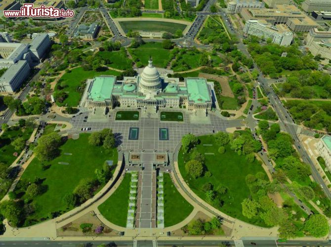 Immagine Vista aerea di Capitol Hill e del Campidoglio di Washington - Simbolo della città, il Campidoglio è anche epicentro di Washington: si dice infatti che tutte le strade principali  convergano verso il complesso, puntando immaginariamente sotto la cupola.