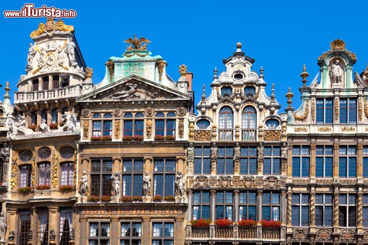 Immagine Le facciate di alcuni edifici storici, le case delle corporazioni, sulla Grand Place di Bruxelles - © INTERPIXELS / Shutterstock.com
