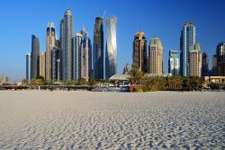 La vasta spiaggia di Dubai Marina, una delle più famose negli Emirati Arabi Uniti
