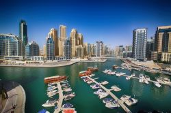 Vista panoramica di Dubai Marina in una magnifica giornata di sole. In primo pano lo Yacht club