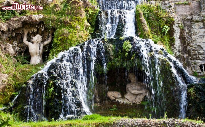 Immagine Cascata all'interno del giardino di Villa d'Este a Tivoli - © PerseoMedusa / Shutterstock.com