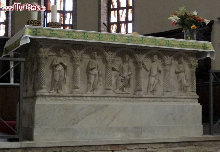 Immagine Altare con urna di Liberio: si trova all'interno della Basilica di San Francesco a Ravenna