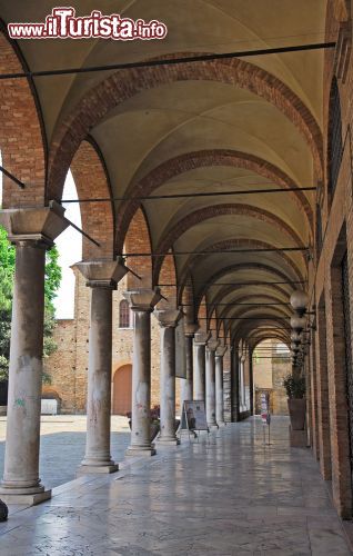 Immagine Il portico di Piazza San Francesco a Ravenna - © claudio zaccherini / Shutterstock.com