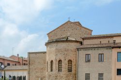 Abside della Basilica di San Francesco a Ravenna fotografato dal parcheggio di Largo Firenze - © M.Rinelli / Shutterstock.com