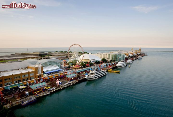 Immagine La banchina del Navy Pier di Chicago l'attrazione più importante della capitale del Michigan