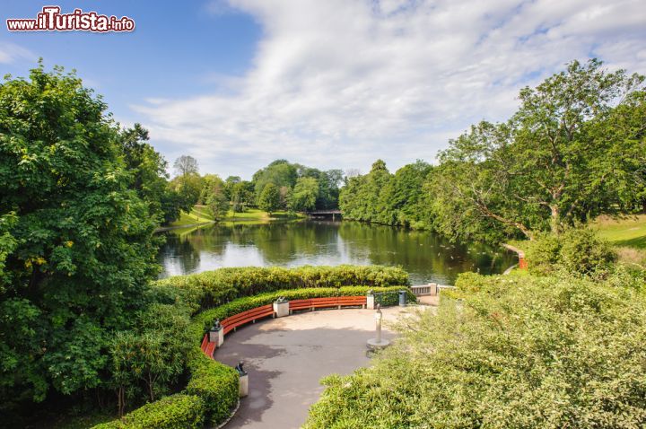 Immagine Il piccolo lago all'interno del Frogner park e statue del Vigeland - © Anton_Ivanov / Shutterstock.com