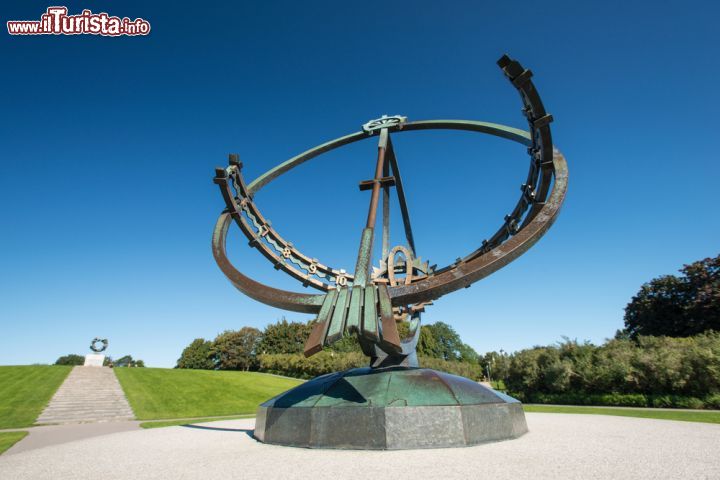 Immagine La grande Meridiana in bronzo venne realizzata nel 1930 e si trova al termine dell'asse est-ovest del parco di Vigeland, a fianco della scultura chiamata la Ruota della Vita  - © Nanisimova / Shutterstock.com