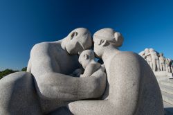 Un gruppo scultoreo in granito realizzato da Gustav Vigeland. L'artista norvegese, all'interno della sua "Vigelansanlegget", ha raffigurato l'umanità in tutte le ...